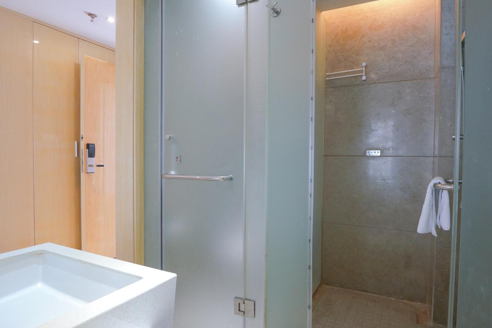 โรงแรม Paco Ouzhuang Metro Guangzhou-free Shuttle To Fair 4*
